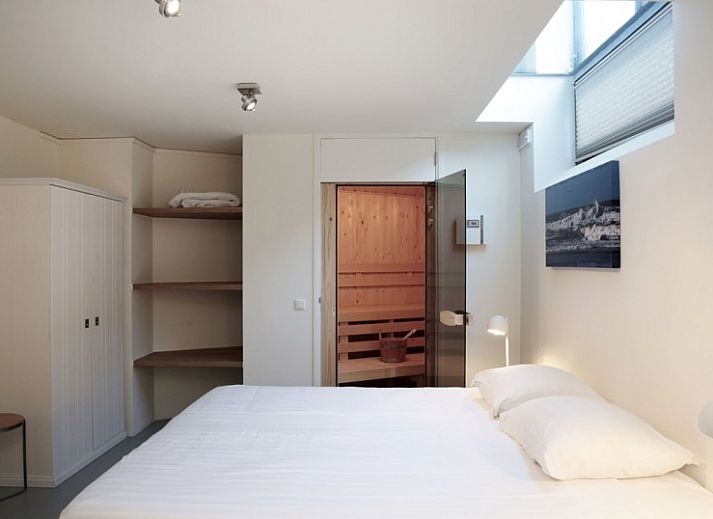 Uitgestrekt terras bij Duynzoom 1 whirlpool & Sauna vakantiehuis in De Koog Texel met prachtig uitzicht.