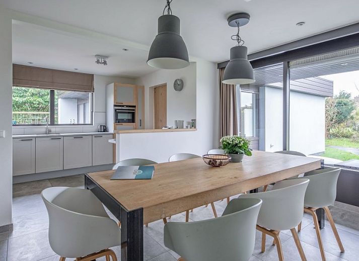 Luchtfoto van Orchismient 20, De Koog, Texel, vakantiehuis in groene omgeving.