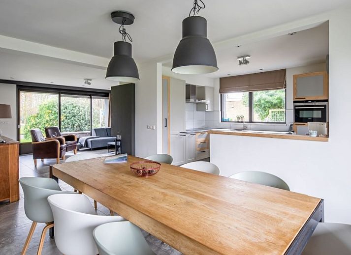 Luchtfoto van Orchismient 20, De Koog, Texel, vakantiehuis in groene omgeving.