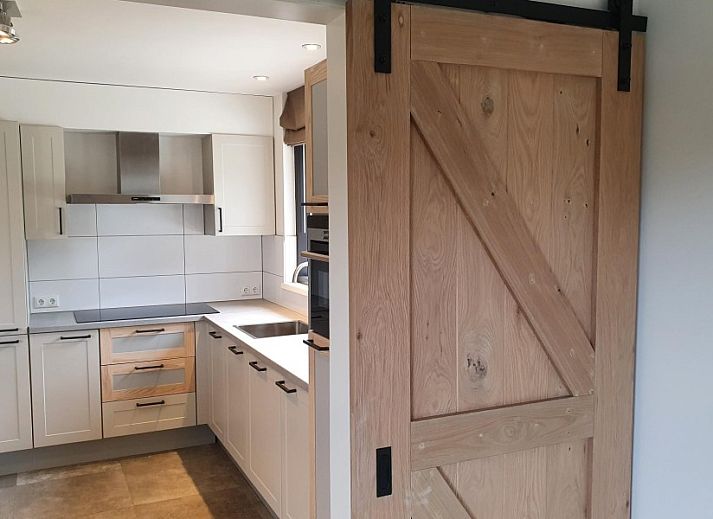 Luchtfoto van Orchismient 20, De Koog, Texel, vakantiehuis in groene omgeving.