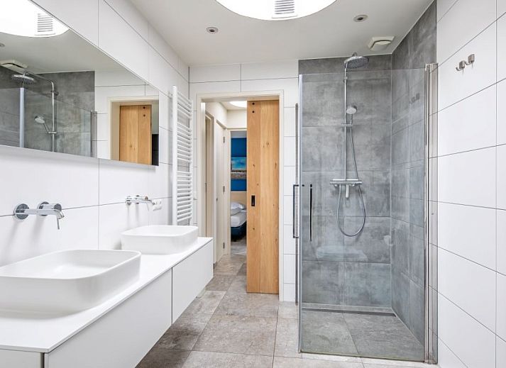 Stijlvolle badkamer in Orchismient 20, De Koog, vakantiehuis op Texel met moderne faciliteiten.