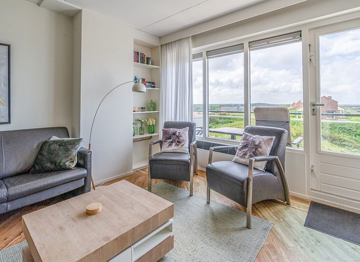 Wohnzimmer der Ferienwohnung Juliana 146 Insel- und Meerblick in De Koog, Texel mit Blick auf das Meer.