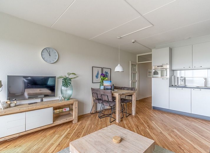 Wohnzimmer der Ferienwohnung Juliana 146 Insel- und Meerblick in De Koog, Texel mit Blick auf das Meer.