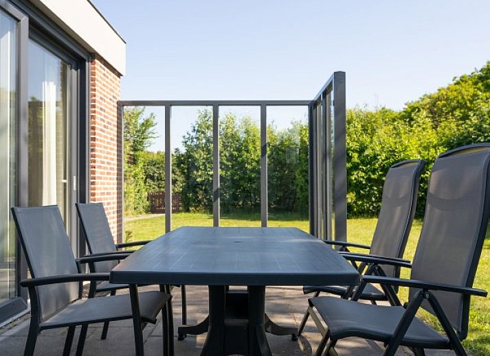 Cozy sitting area in bungalow Californiaweg 142, De Koog, Texel, with lots of natural light.