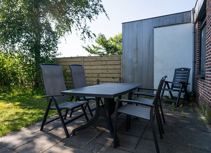 Modern living room in vacation home Californiaweg 142, De Koog, Texel, with comfortable chairs.