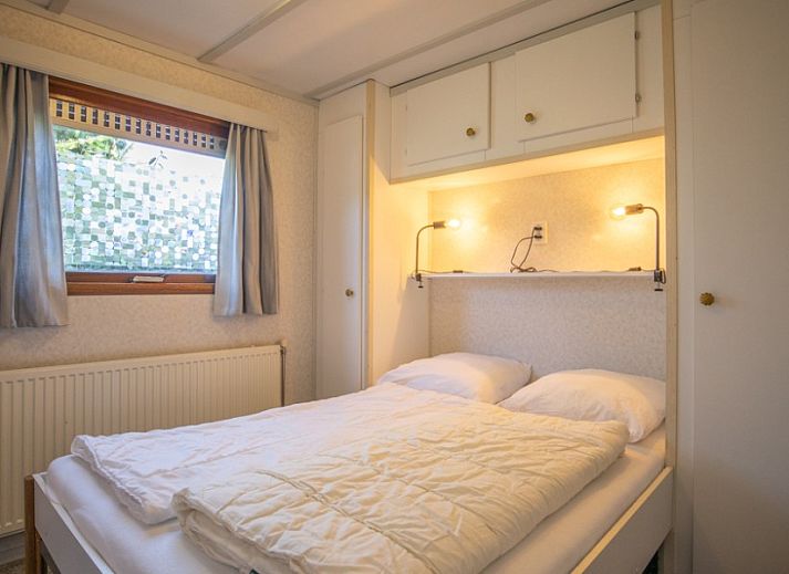 Veranda van Bosrandweg 409-B chalet in De Koog, Texel met open deuren naar binnenruimte.