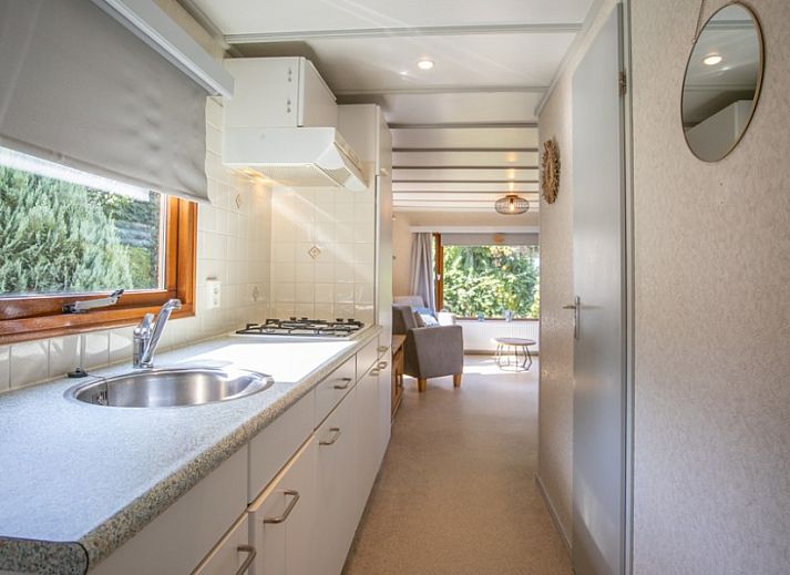 Veranda van Bosrandweg 409-B chalet in De Koog, Texel met open deuren naar binnenruimte.