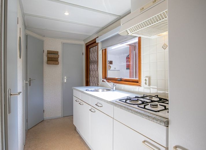 Veranda van Bosrandweg 409-B chalet in De Koog, Texel met open deuren naar binnenruimte.