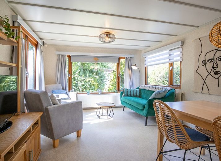 Veranda van Bosrandweg 409-B chalet in De Koog, Texel met open deuren naar binnenruimte.