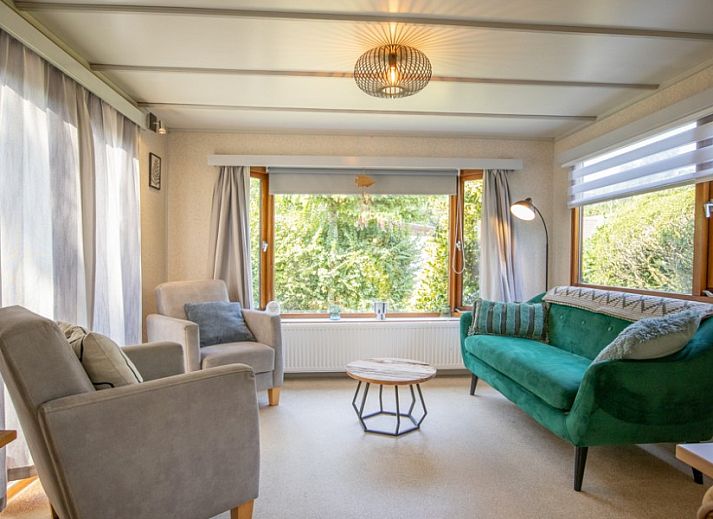 Terras met parasol bij Bosrandweg 409-B chalet in De Koog, Texel voor ontspannen buiten.