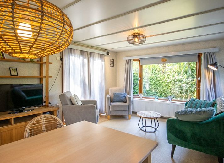 Terras met parasol bij Bosrandweg 409-B chalet in De Koog, Texel voor ontspannen buiten.