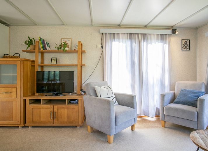 Terras met parasol bij Bosrandweg 409-B chalet in De Koog, Texel voor ontspannen buiten.