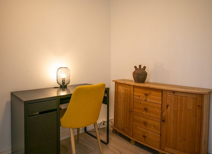 Compacte badkamer met douche en wastafel in Bosrandweg 409-B chalet in De Koog, Texel.