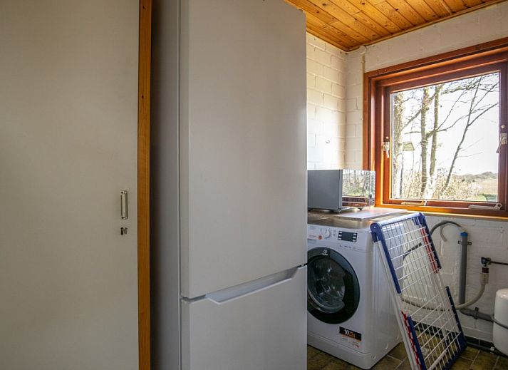 Compacte badkamer met douche en wastafel in Bosrandweg 409-B chalet in De Koog, Texel.