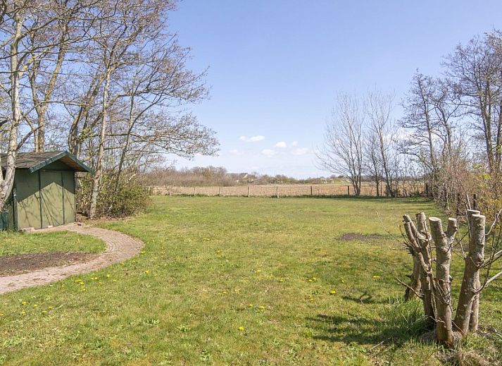 Compacte badkamer met douche en wastafel in Bosrandweg 409-B chalet in De Koog, Texel.