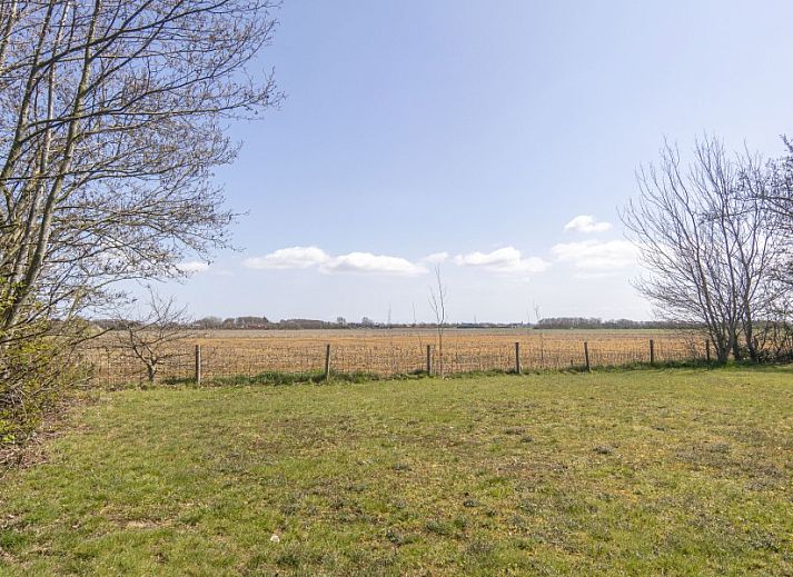 Compacte badkamer met douche en wastafel in Bosrandweg 409-B chalet in De Koog, Texel.