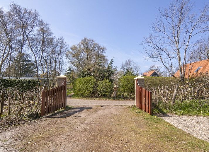 Compacte badkamer met douche en wastafel in Bosrandweg 409-B chalet in De Koog, Texel.