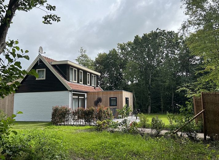 Landgoed Springtij Stulpje, vakantiehuis in De Koog, Texel met moderne buitengevel en groene omgeving.