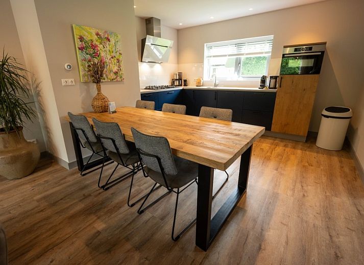 Landgoed Springtij Stulpje in De Koog, Texel, omringd door weelderige natuur en rustgevende omgeving.