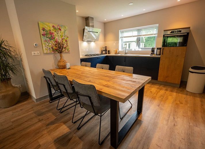 Landgoed Springtij Stulpje in De Koog, Texel, omringd door weelderige natuur en rustgevende omgeving.