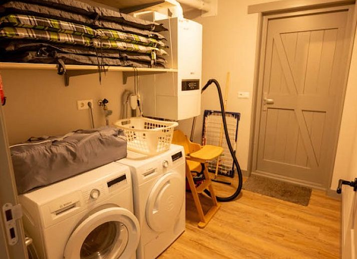 Moderne keuken in Landgoed Springtij Stulpje, vakantiehuis in De Koog, Texel, met luxe apparatuur.