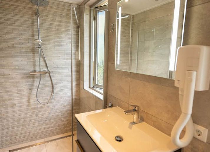 Moderne keuken in Landgoed Springtij Stulpje, vakantiehuis in De Koog, Texel, met luxe apparatuur.