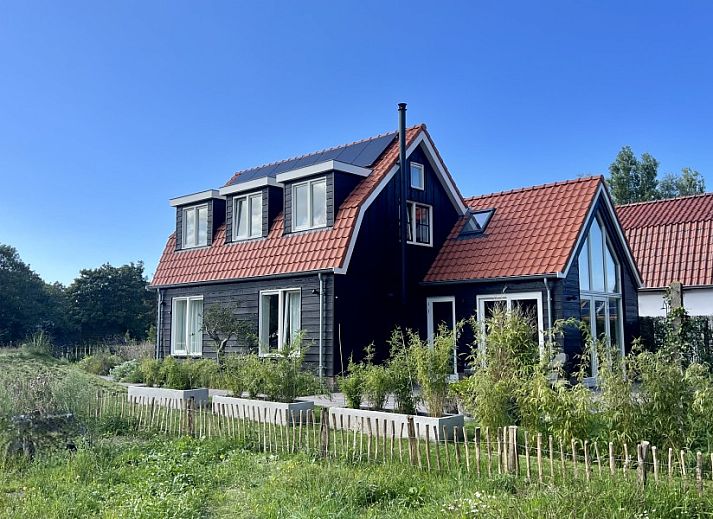 Gezellige zithoek met haard in Paal 234, een vakantiehuis in De Koog, Texel.
