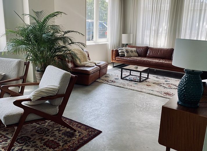 Gezellige zithoek met haard in Paal 234, een vakantiehuis in De Koog, Texel.