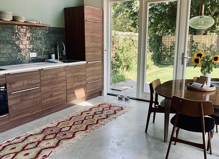 Gezellige zithoek met haard in Paal 234, een vakantiehuis in De Koog, Texel.