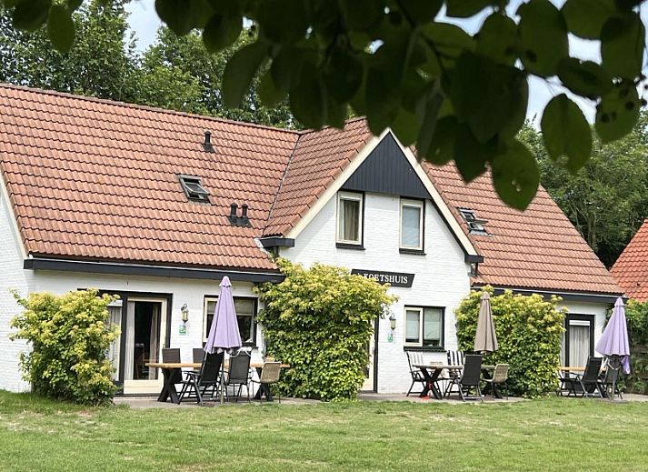 Coach house vacation home in De Koog, Texel, with a charming terrace and green surroundings on the Wadden Islands.