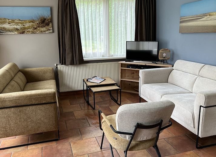 Coach house vacation home in De Koog, Texel, with a charming terrace and green surroundings on the Wadden Islands.