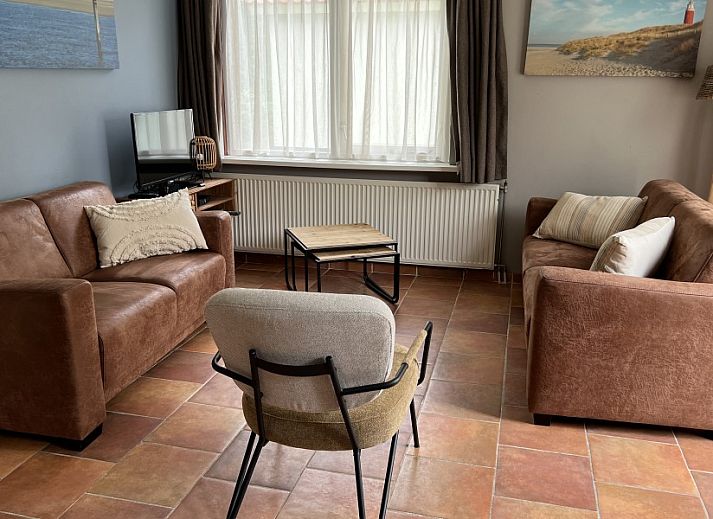 Coach house vacation home in De Koog, Texel, with a charming terrace and green surroundings on the Wadden Islands.