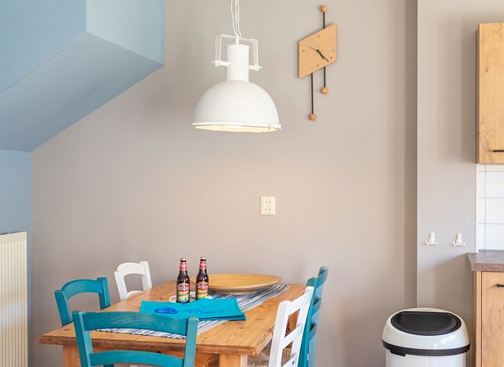 Cozy living room in Koetshuis vacation home, De Koog, Texel, with comfortable sofas and a serene atmosphere for ultimate relaxation.