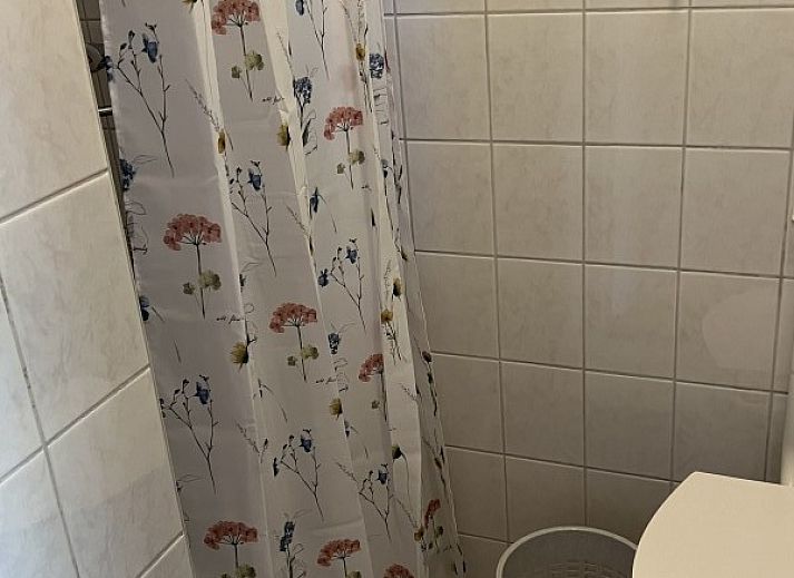 Cozy living room in Koetshuis vacation home, De Koog, Texel, with comfortable sofas and a serene atmosphere for ultimate relaxation.