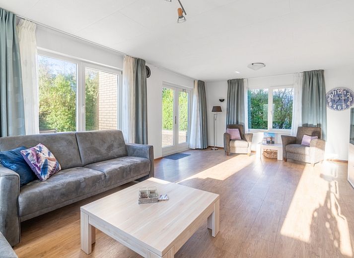 Gemuetliche Terrasse des Ferienhauses Kamperfoelie 97, De Koog, Texel, umgeben von viel Gruen auf den schoenen Watteninseln.