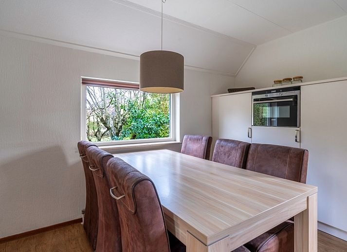 Gemuetliche Terrasse des Ferienhauses Kamperfoelie 97, De Koog, Texel, umgeben von viel Gruen auf den schoenen Watteninseln.