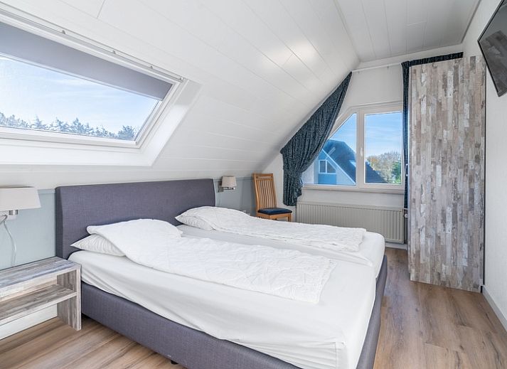 Gemuetliche Terrasse des Ferienhauses Kamperfoelie 97, De Koog, Texel, umgeben von viel Gruen auf den schoenen Watteninseln.