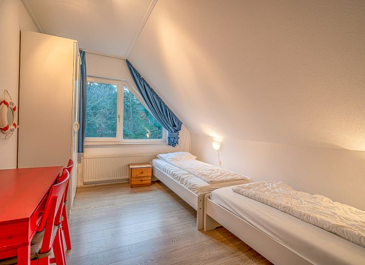 Gemuetliches Wohnzimmer im Ferienhaus Kamperfoelie 29, De Koog, Texel, mit Blick auf den Garten.