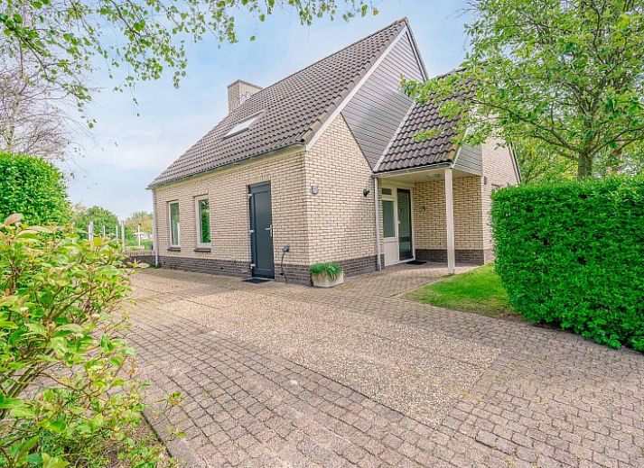 Vacation home Honeysuckle 55 in De Koog Texel overlooking green garden and water feature.