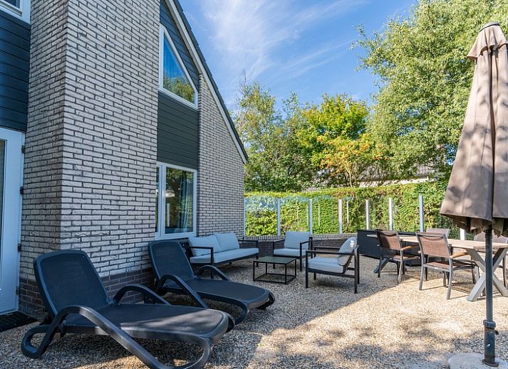 Vacation home Honeysuckle 55 in De Koog Texel overlooking green garden and water feature.