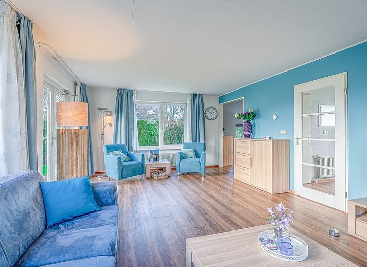 Entrance to Holiday home Honeysuckle 55 in De Koog Texel, surrounded by lush nature.