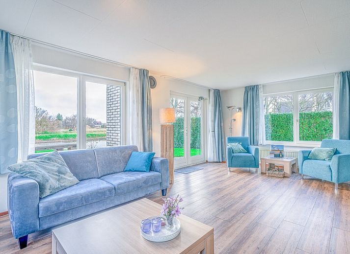 Entrance to Holiday home Honeysuckle 55 in De Koog Texel, surrounded by lush nature.