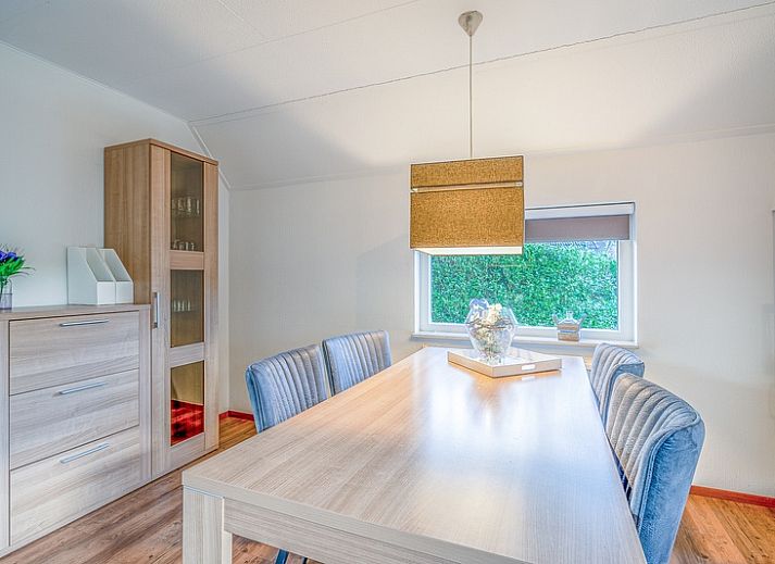 Entrance to Holiday home Honeysuckle 55 in De Koog Texel, surrounded by lush nature.