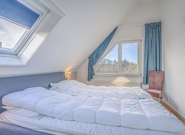 Entrance to Holiday home Honeysuckle 55 in De Koog Texel, surrounded by lush nature.