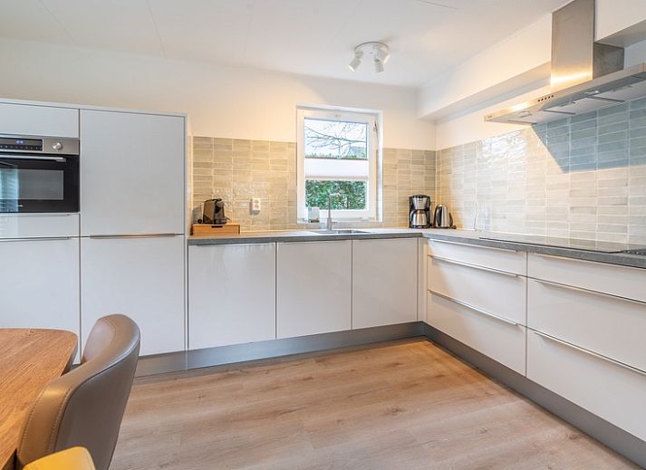 Geraeumiger Aussenbereich im Ferienhaus Kamperfoelie 33 in De Koog Texel.