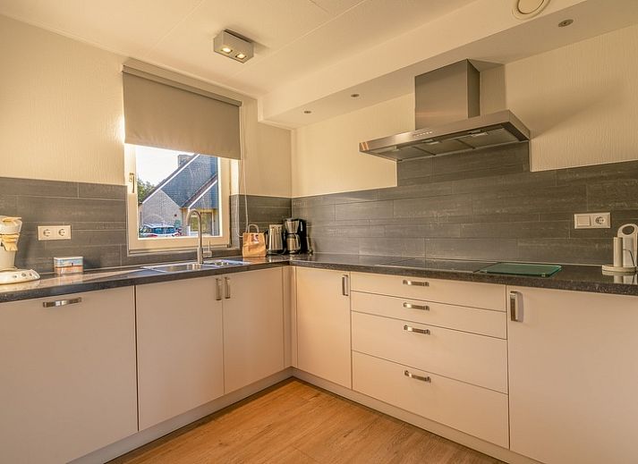 Exterior of Holiday home Honeysuckle 63, De Koog, Texel, surrounded by greenery.