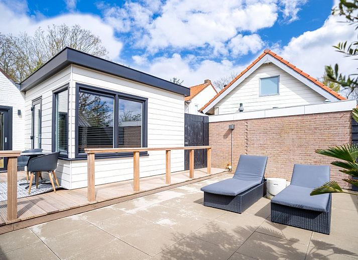 Sonnige Terrasse im Appartement Zee van Tijd in De Koog, Texel. Geniessen Sie den Platz im Freien auf den Waddeninseln.