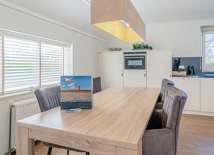 Gemuetliches, modern eingerichtetes Wohnzimmer im Ferienhaus Kamperfoelie 95, De Koog, Texel