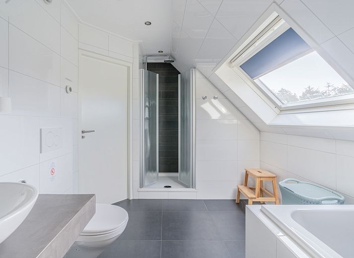 Stilvolle Sitzecke mit TV im Ferienhaus Kamperfoelie 95, De Koog, Texel