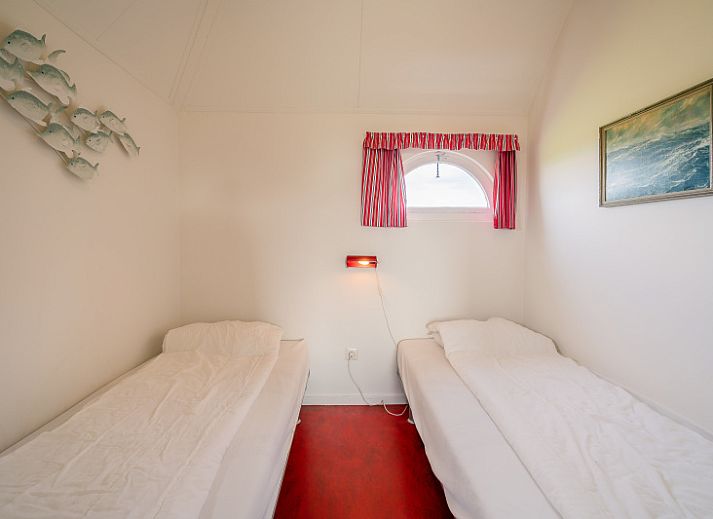 Cozy dining room in Schapenboet De Boet, De Koog, Texel. Perfect vacation home for family dinners on the Wadden Islands.